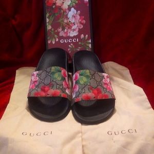 Gucci Bloom slides size5.5